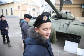 Мальчики на экскурсии в военном лицее имени Богуна