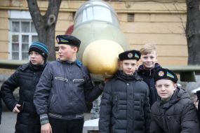Мальчики на экскурсии в военном лицее имени Богуна