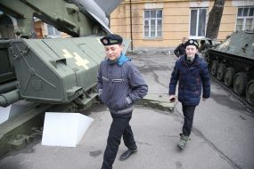 Мальчики на экскурсии в военном лицее имени Богуна