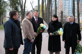 Iryna Friz сommunicates with veterans of ATO
