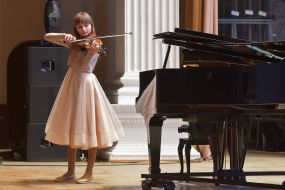 The girl plays the violin