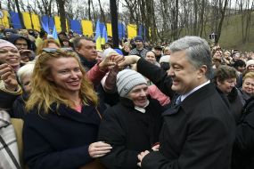 Petro Poroshenko communicates with the faithful