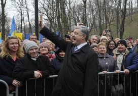 Petro Poroshenko communicates with the faithful