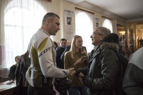 Vitali Klitschko communicates with her husband