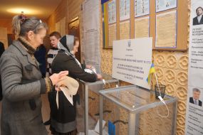 Жінки вкидають бюлетені в урни для голосування