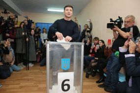 Volodymyr Zelensky throws a ballot in a ballot box