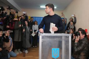Volodymyr Zelensky throws a ballot in a ballot box