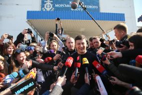 Volodymyr Zelensky speaks with journalists