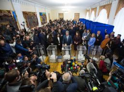 Petro Poroshenko voted in the presidential elections in Ukraine