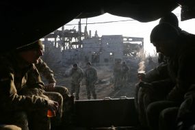 Украинские военнослужащие едут голосовать