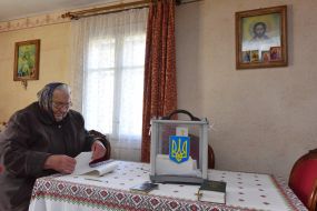 Пожилая женщина читает бюллетень