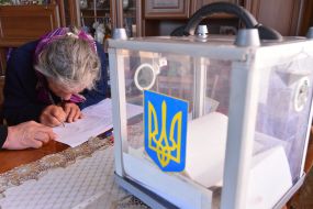 Пожилая женщина готовится проголосовать на выборах Президента Украины