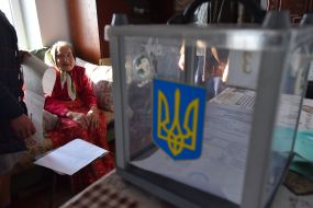 Пожилая женщина готовится проголосовать на выборах Президента Украины