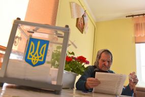 Пожилая женщина читает бюллетень