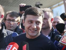Volodymyr Zelensky speaks with journalists