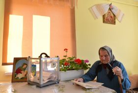 Пожилая женщина голосует дома