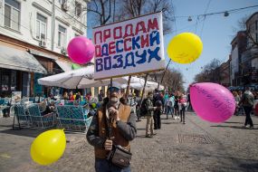 Мужчина держит плакат "Продам одесский воздух"