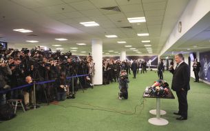 Петро Порошенко спілкується з пресою