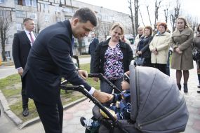Vladimir Groisman greets a child in carriage