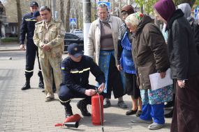 Спасатель проводит противопожарный инструктаж