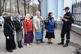 Спасатель проводит противопожарный инструктаж