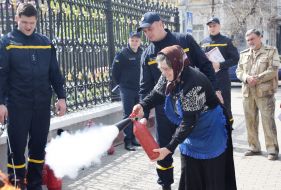 Женщина с огнетушителем