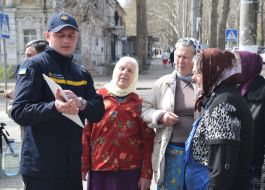 Спасатель проводит противопожарный инструктаж