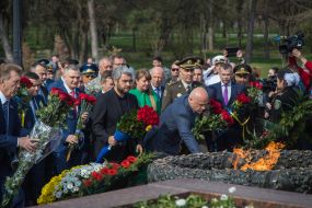Laying flowers to the monument to the Unknown Seaman