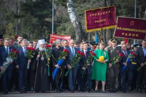Laying flowers to the monument to the Unknown Seaman
