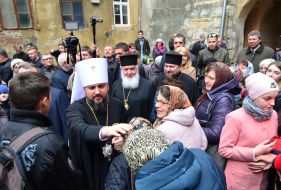 Metropolitan Epiphanius communicates with believers