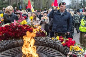 Protesters laying flowers at the monument to the Unknown Sailor