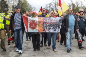 Protesters laying flowers at the monument to the Unknown Sailor