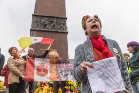 Protesters laying flowers at the monument to the Unknown Sailor