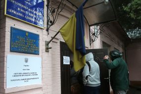 People stand in line to change voting places
