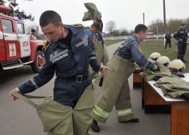 Курсанты надевают амуницию