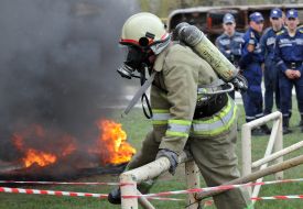 Курсант преодолевает полосу препятствий