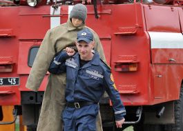 Курсант несет манекен