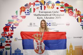 Елена Иванчич держит флаг Сербии