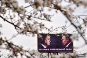 Рекламный щит с изображением Петра Порошенко и Владимира Путина