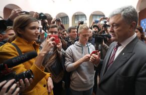 Petr Poroshenko near the journalists