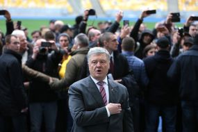 Петро Порошенко виконує гімн