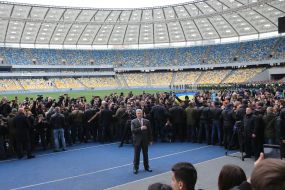 Петро Порошенко виконує гімн