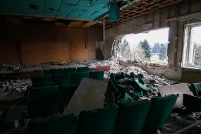 Полуразрушенное здание бывшего отделения милиции в Марьинке