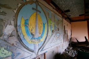 Полуразрушенное здание бывшего отделения милиции в Марьинке