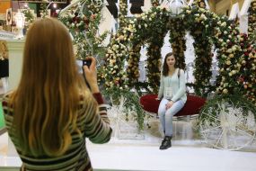 Дівчина фотографується