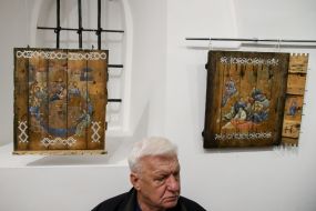 The exhibition is drawn on drawers under the icon packs "PASSIONES"