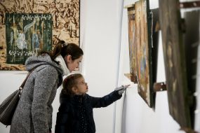 The exhibition is drawn on drawers under the icon packs "PASSIONES"