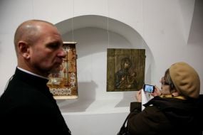 The exhibition is drawn on drawers under the icon packs "PASSIONES"