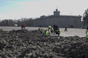 Builders disassemble clinker
