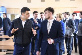 Volodymyr Groysman visited Mariupol secondary school № 26